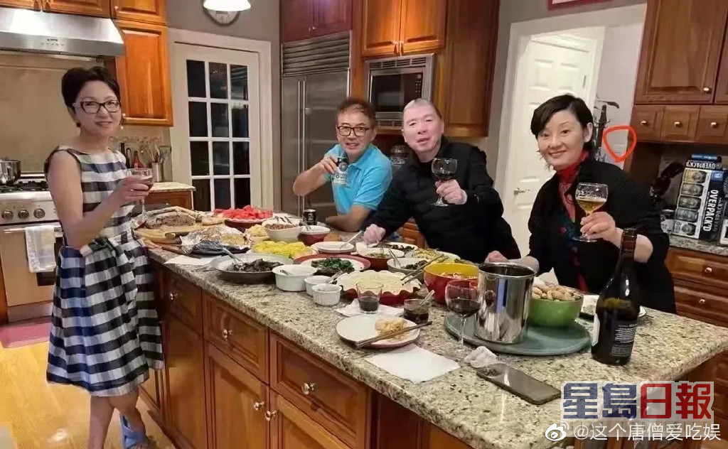 冯小刚被指不时与妻子于美国的豪宅内招待客人。