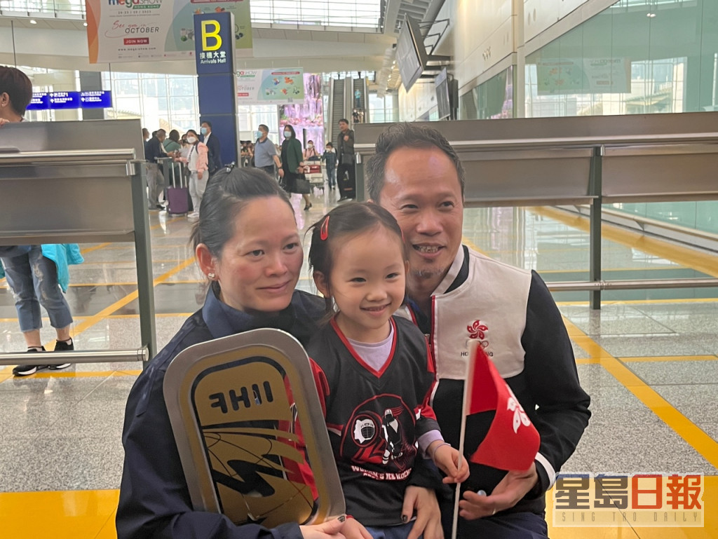 代表队成员家人到机场迎接。