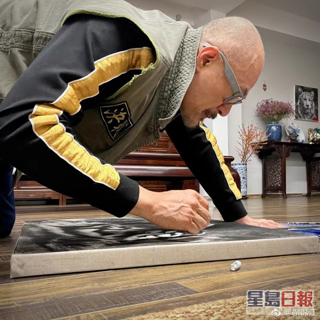 师承已故岭南画派国画大师关山月的徐锦江近年投身艺术创作。