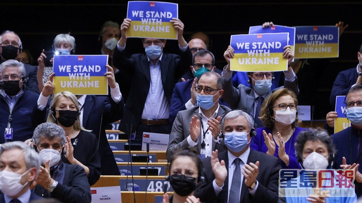 多名議員舉起聲援烏克蘭標語。路透社圖片