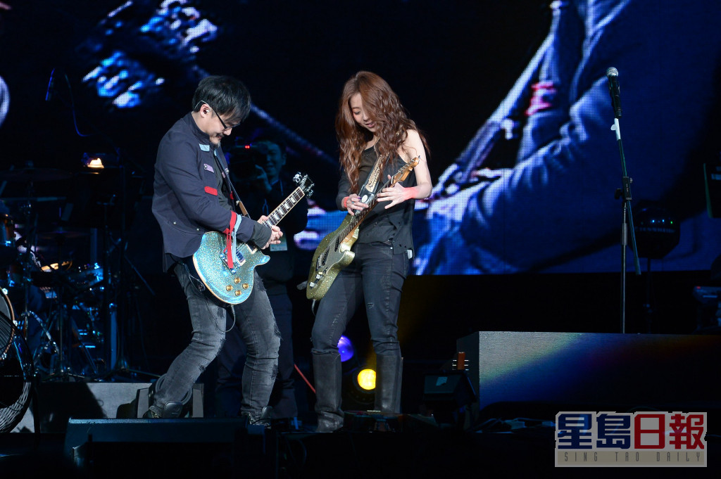 在香港演唱會上，鍾成虎還與陳綺貞對彈結他。