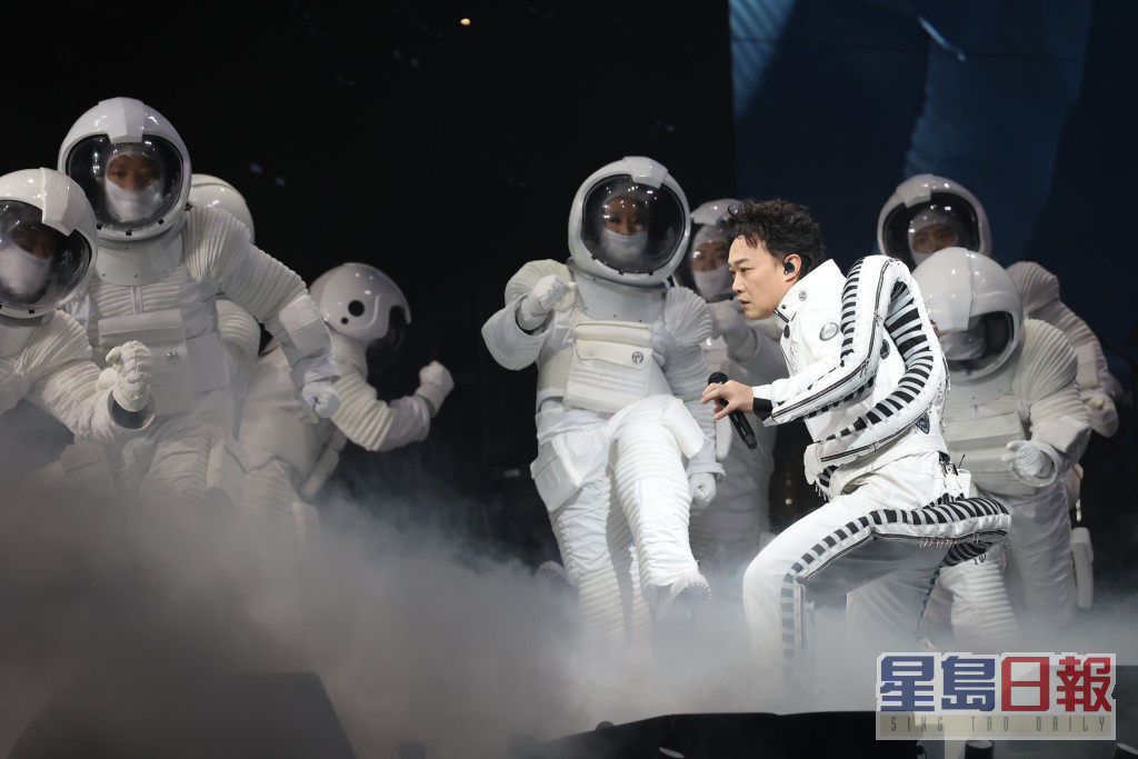 陳奕迅站在「太空艙」上在台中升起出場。