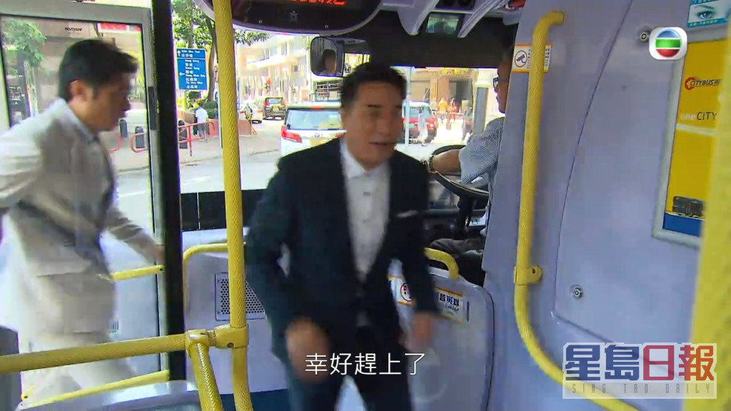 歐瑞偉與李偉健搭巴士。
