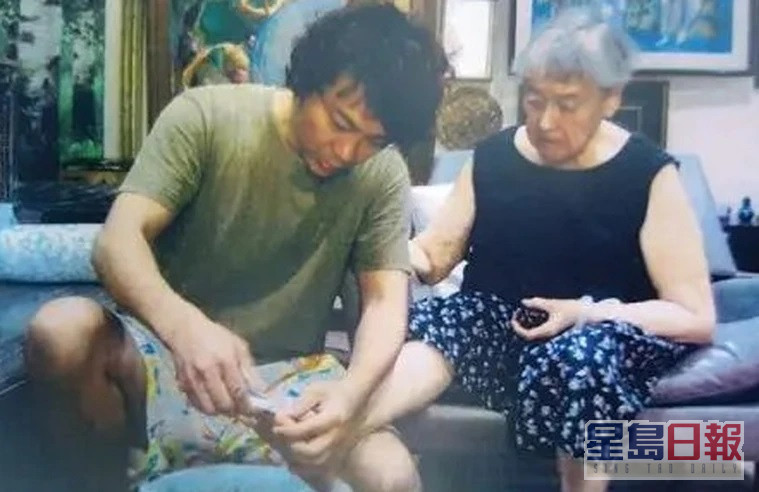 杨寅曾向法院出示他帮锺春庆剪脚指甲的照片，企图证明2人关系甚笃。互联网图片