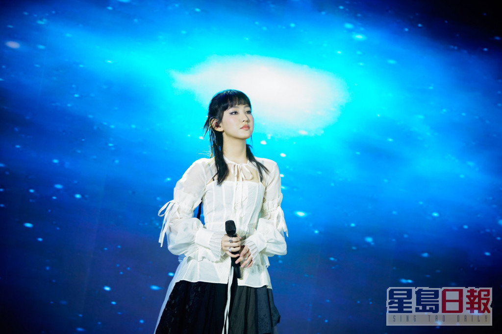 炎明熹早前在广州出席商演，在活动上演唱《蜚蜚》、《最牵挂的》等歌曲。