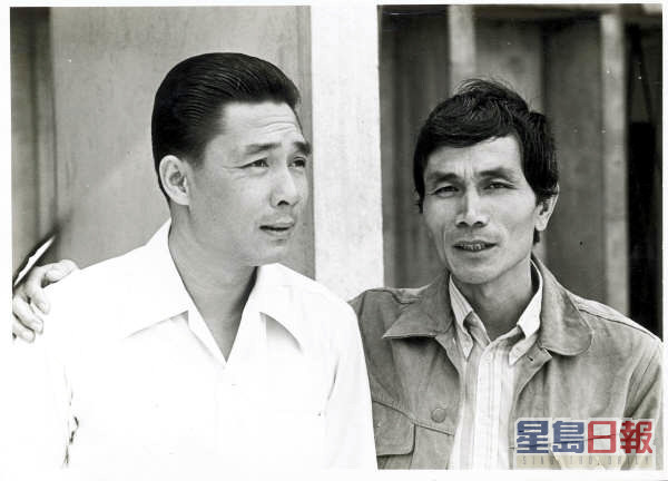 何鉴江（右）1972年首次参与衞星直播评述英格兰足总杯决赛，1974年首次为无綫电视评述世界杯决赛直播。