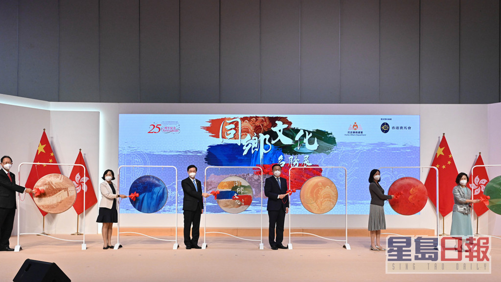 左起：陈南禄、麦美娟、李家超、何靖、林雪丽和张赵凯渝主持典礼。政府图片