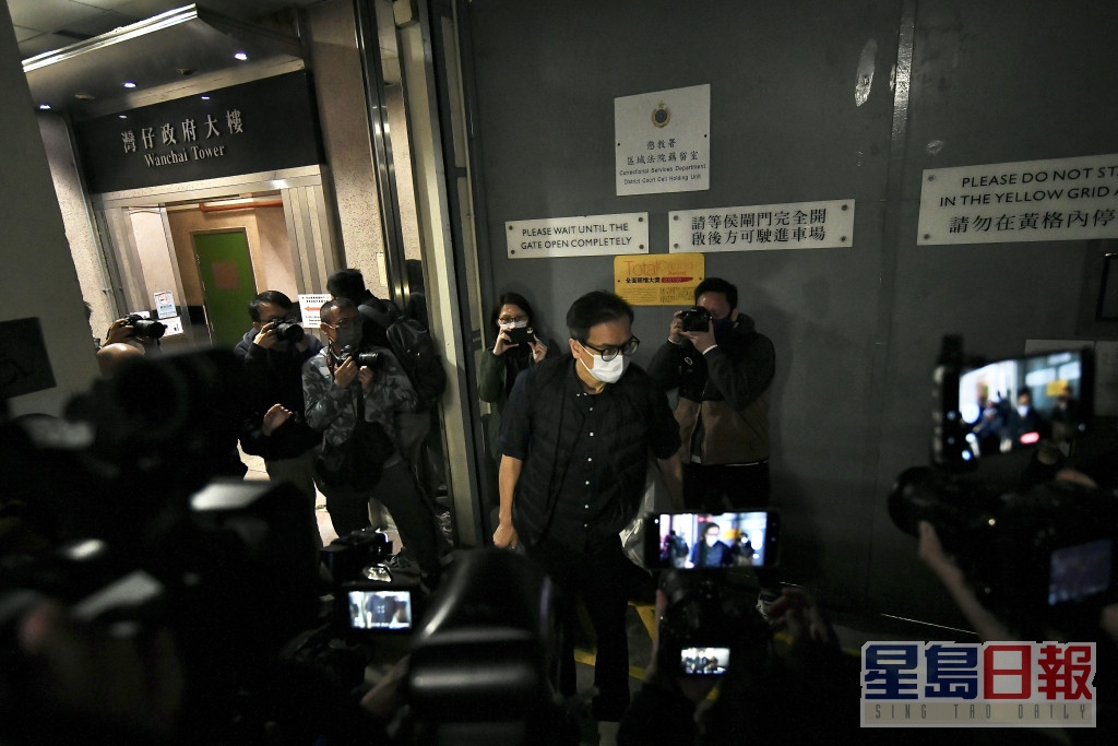 鍾沛權獲准保釋離開拘留時被傳媒包圍。陳極彰攝