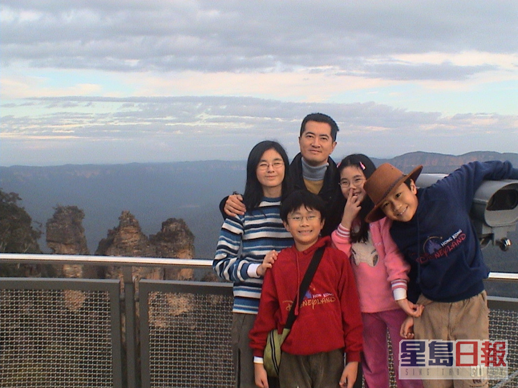 邓梓峰与太太育有四名子女。