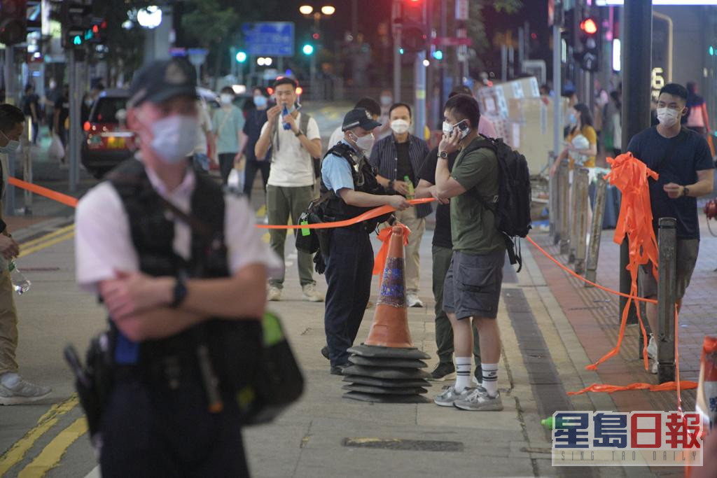 至晚上近11時，警員拆除東角道及記利佐治街封鎖線。