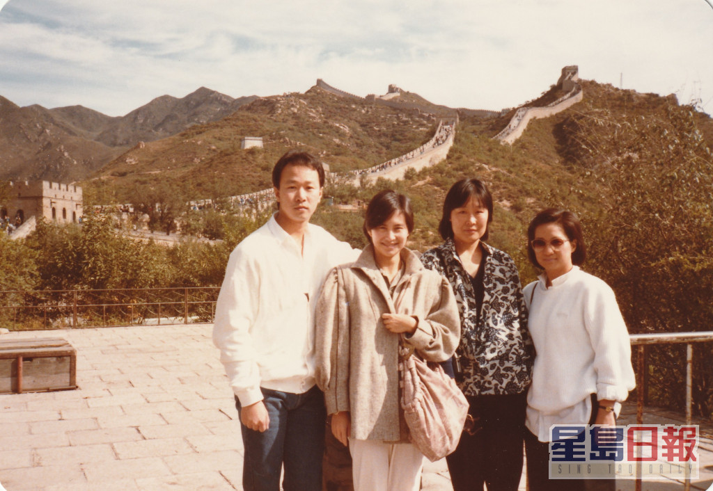 1986年何超瓊（左二）初次踏足北京，參觀長城。