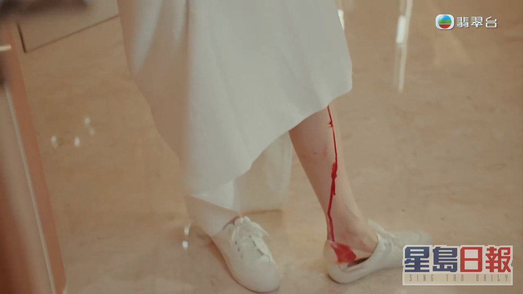 鏡頭更拍出「KK」陳星妤經血直流到小腿的畫面。