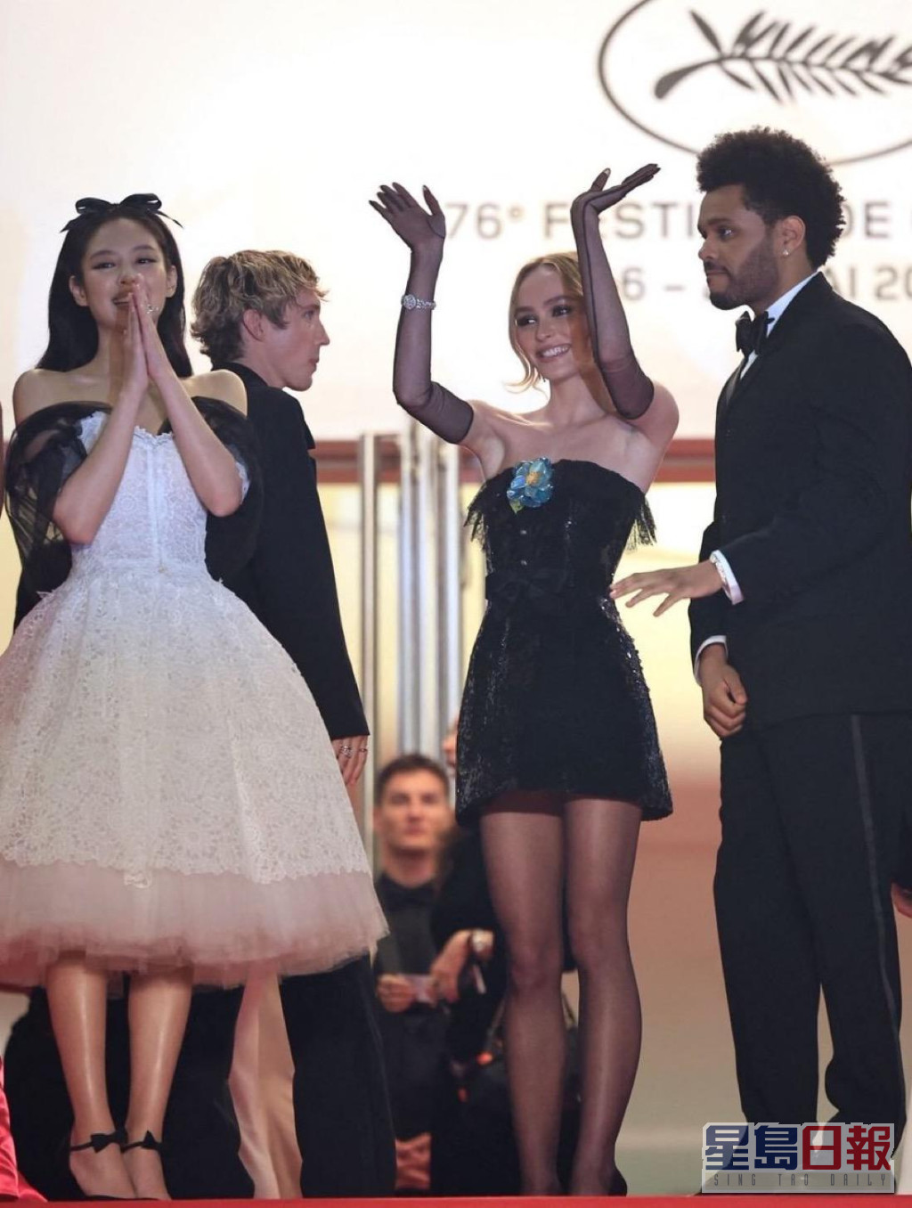 Jennie（左一）、Lily-Rose、The Weeknd（右一）亮相康城宣传剧集《The Idol》。