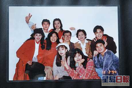 1993年郑嘉颖在歌唱老师戴思聪的引荐下签约唱片公司，同期还有黄智贤（前右一）、朱洁仪（前排中）、樊亦敏（后排右）及马浚伟（后排左）等。
