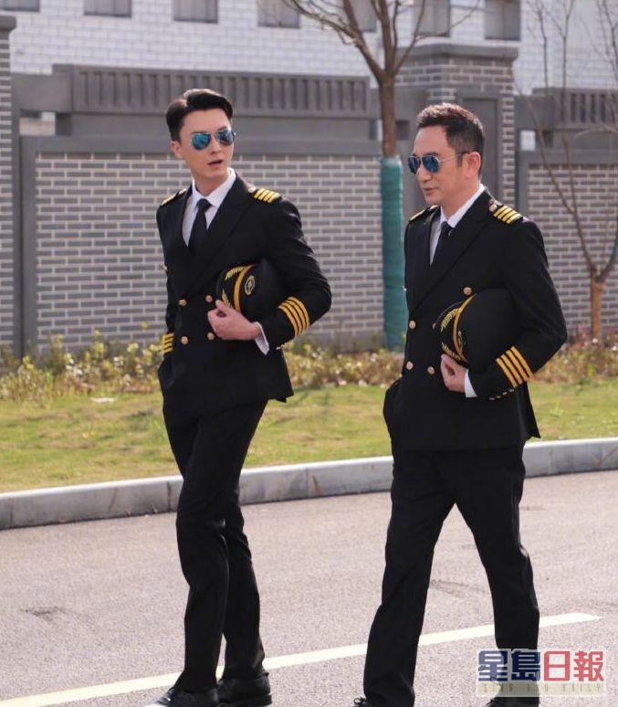 王浩信与吴启华靓仔又够高，机师打扮型爆。