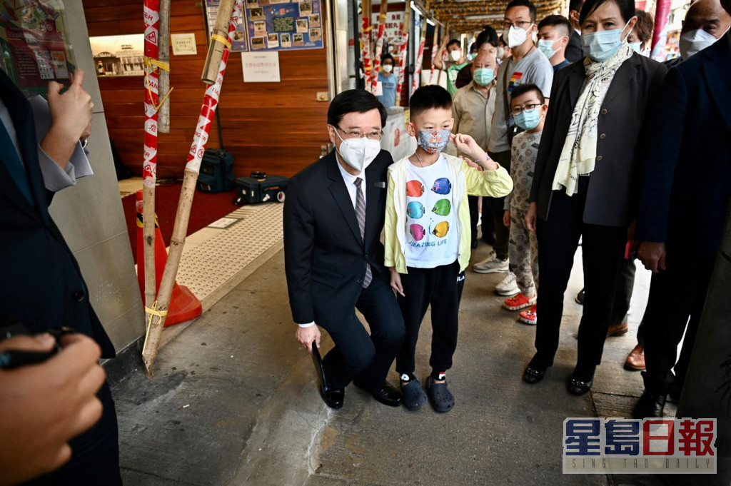 李家超與街上市民互動接觸。