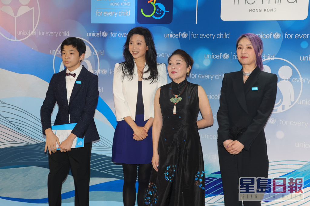 杨千嬅（右一）今日（24日）以大使身份出席慈善晚宴，同场嘉宾还有霍震霆、郭晶晶、甘比及女儿。