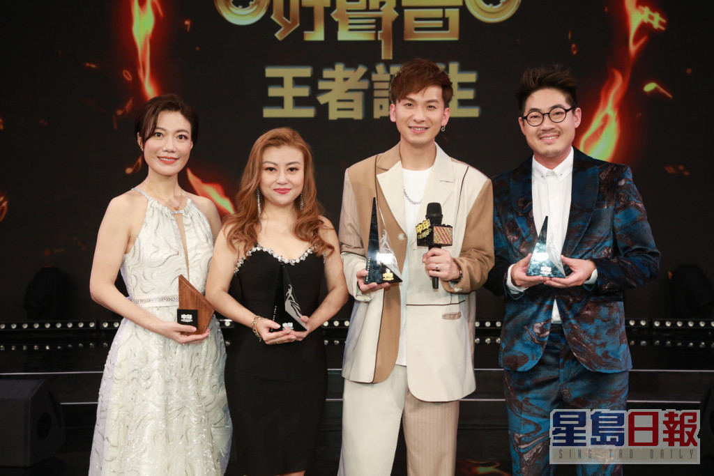 龙婷（左一）获得「观众最爱好声音」殊荣。