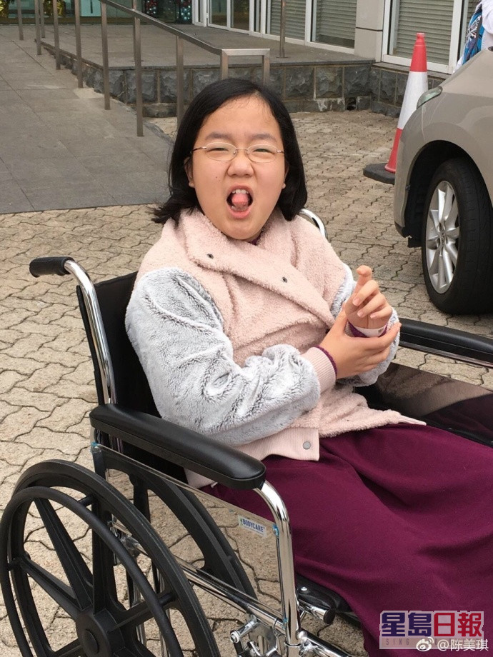 陳美琪一直不離不棄照顧養女祈天露，並不時陪對方進出醫院治療。經歷過兩次手術後，祈天露的腳內翻及長短腳問題終得以改善。