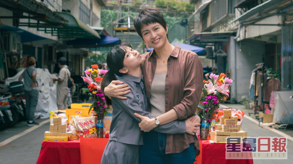 梁詠琪在《聰明鎮》飾演單親媽媽，與2020年憑《無聲》獲得金馬最佳新演員的陳妍霏演母女。
