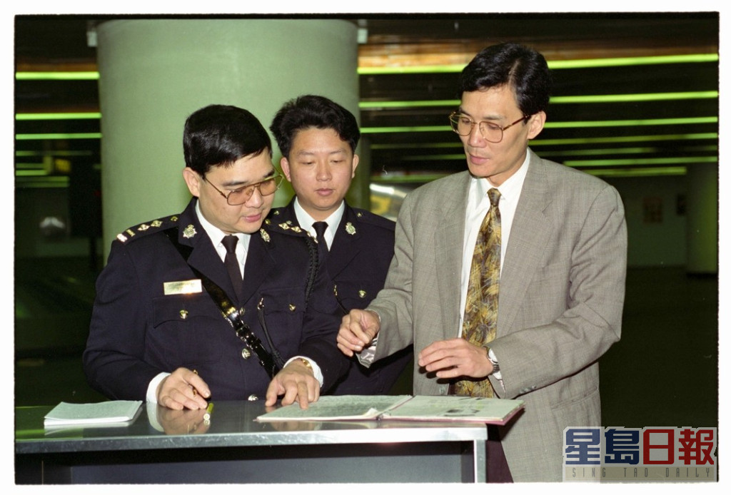 麥振江（右）不曾任警務人員，卻被觀眾戲稱為「麥警司」多年。