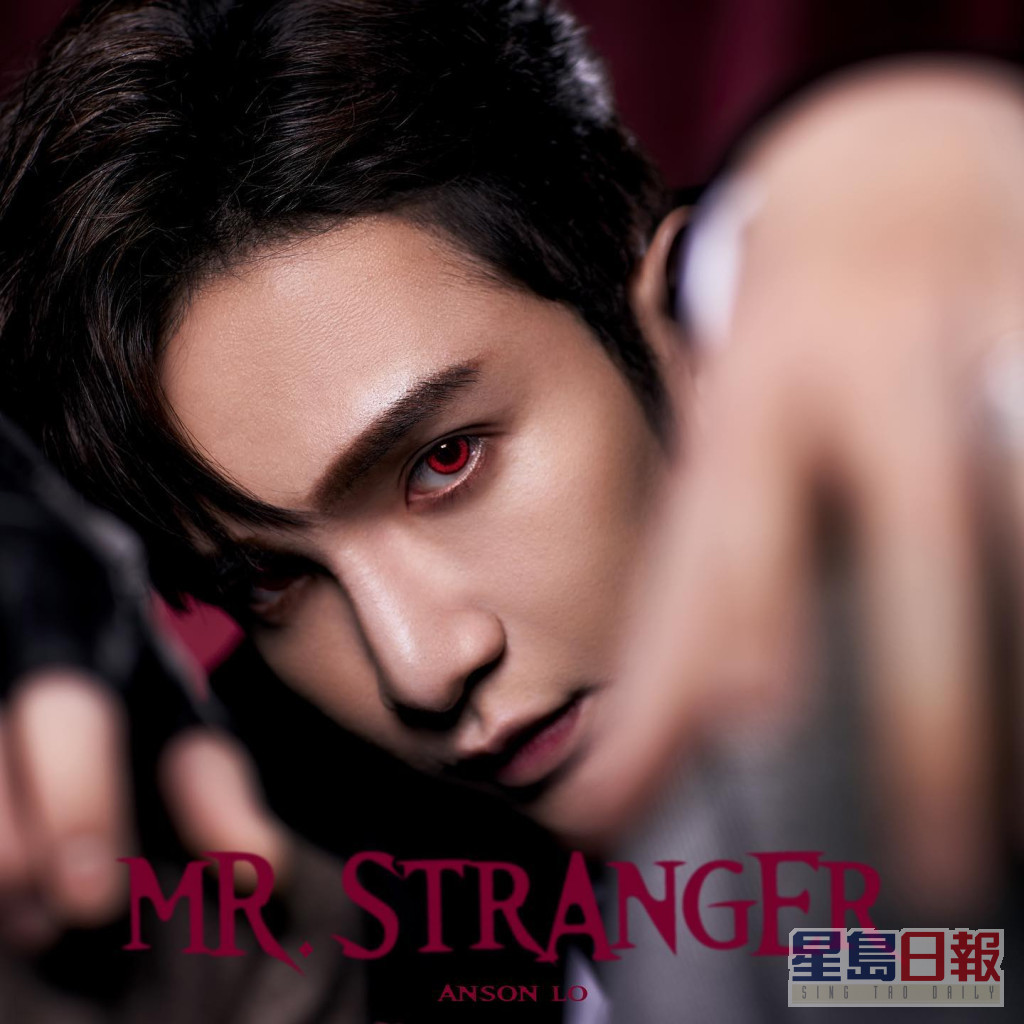 《Mr. Stranger》MV的吸血鬼造型，獲粉絲大讚。