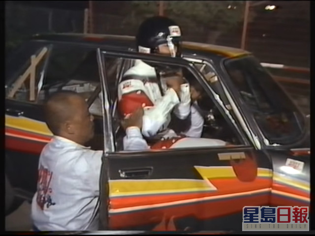 【1984年】刘德华表演飞车失败，幸好最后人冇事，自行爬出车外，更站上车顶振臂高呼。