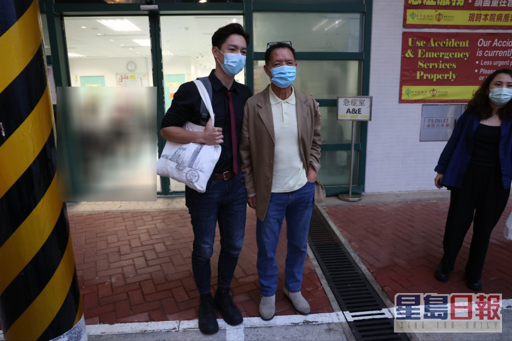吳偉豪陪同爸爸留步合照，一家三口跟經理人步出醫院。