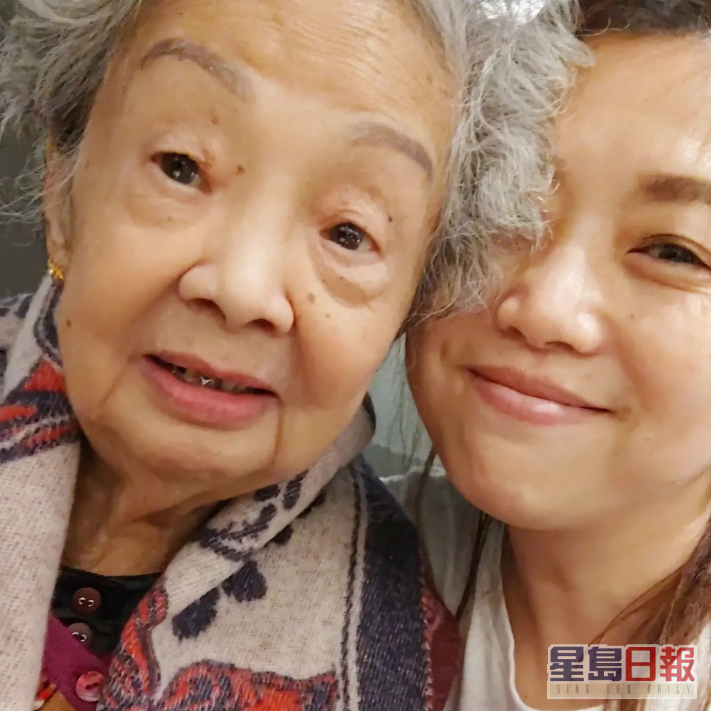 單身多年的梅小惠與媽媽「相依為命」，經常行「母女更」。