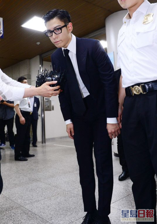 T.O.P当日判刑后向公众鞠躬道歉。