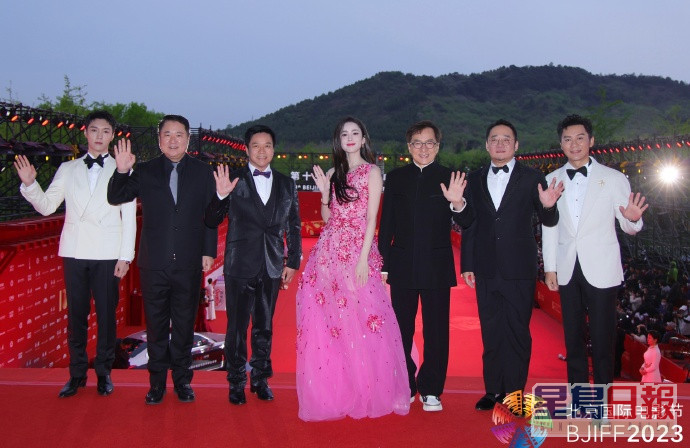 （左起）張藝興、博納影業集團股份有限公司老闆于冬、導演唐季禮、古力娜扎、成龍等代表《神話2》出席。