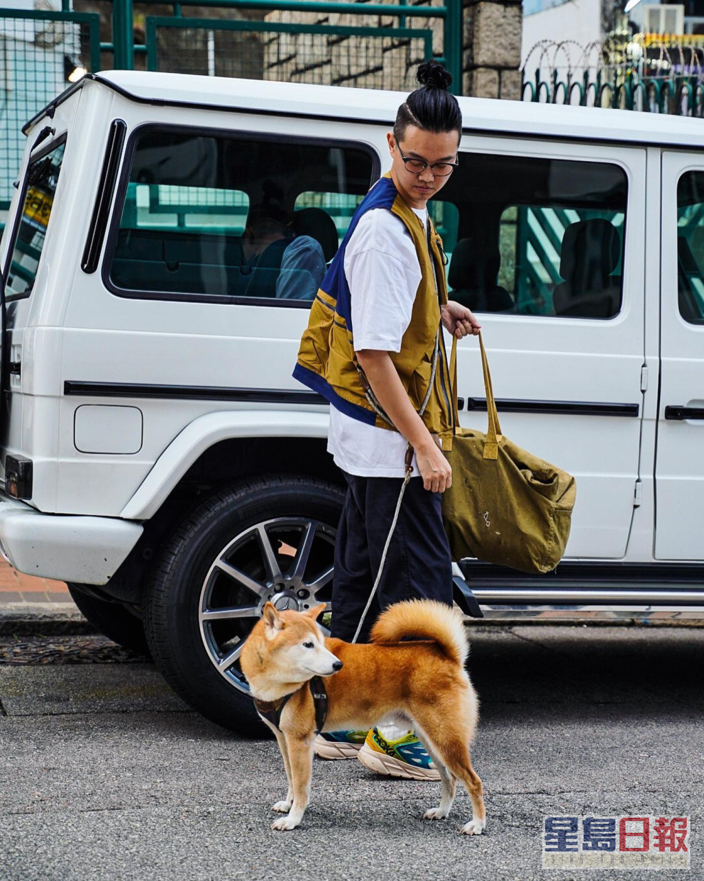 Jackal還會帶着愛犬一揸靚車出遊。