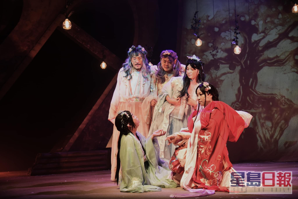 邓智坚至今仍活跃剧场，去年自编自导自演《妓寨英雄宴》。