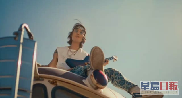 Van Ness透露MV最初以中文版拍摄，后来改以英文版，出来效果不错。