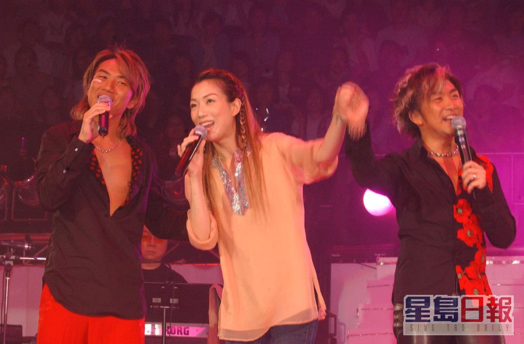 2002舉行《二人之重唱》演唱會，鄭秀文驚喜現身。