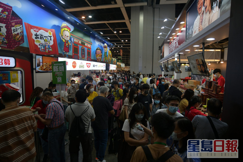 美食博览最后一日大批市民到场购买食品。