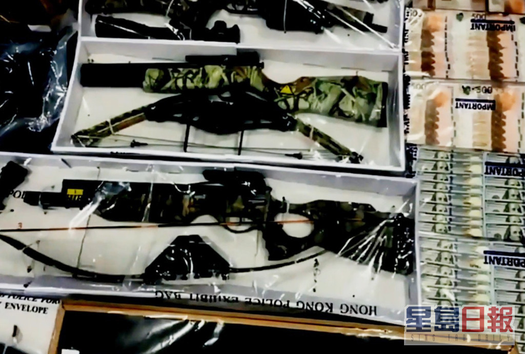 警方搜出大量汽枪及剑等攻击性武器。李建人摄