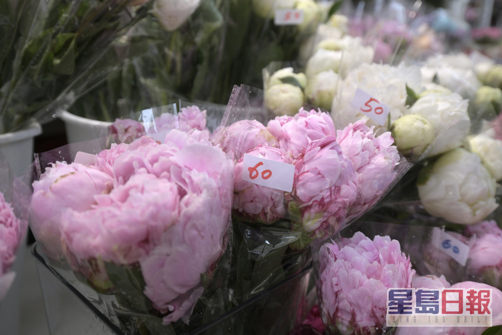 明日（14日）就是母親節，不少人都會買花向母親表達感謝。陳浩元攝