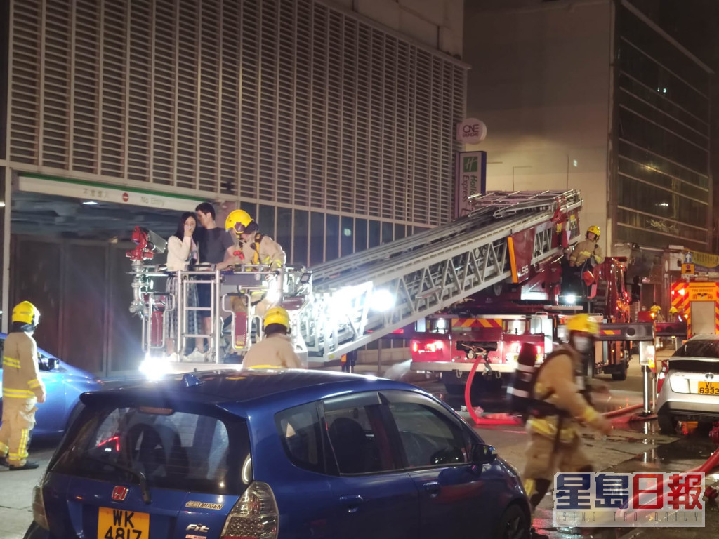 消防升起雲梯救出一男一女。