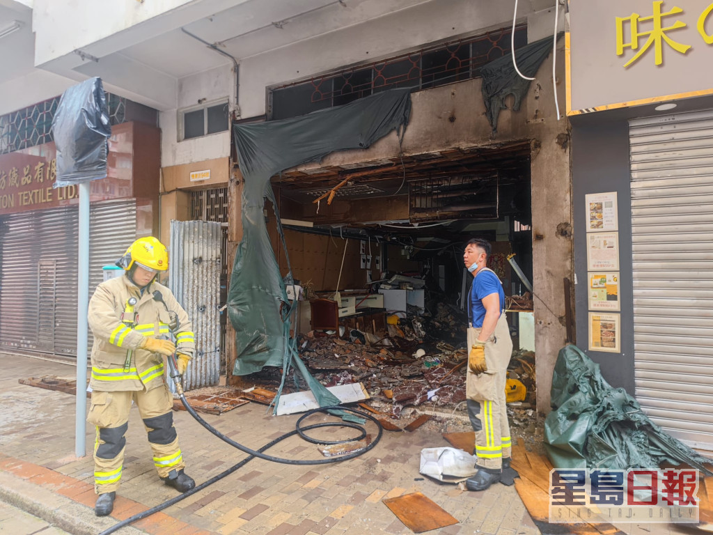发生火警的店铺事后凌乱不堪。