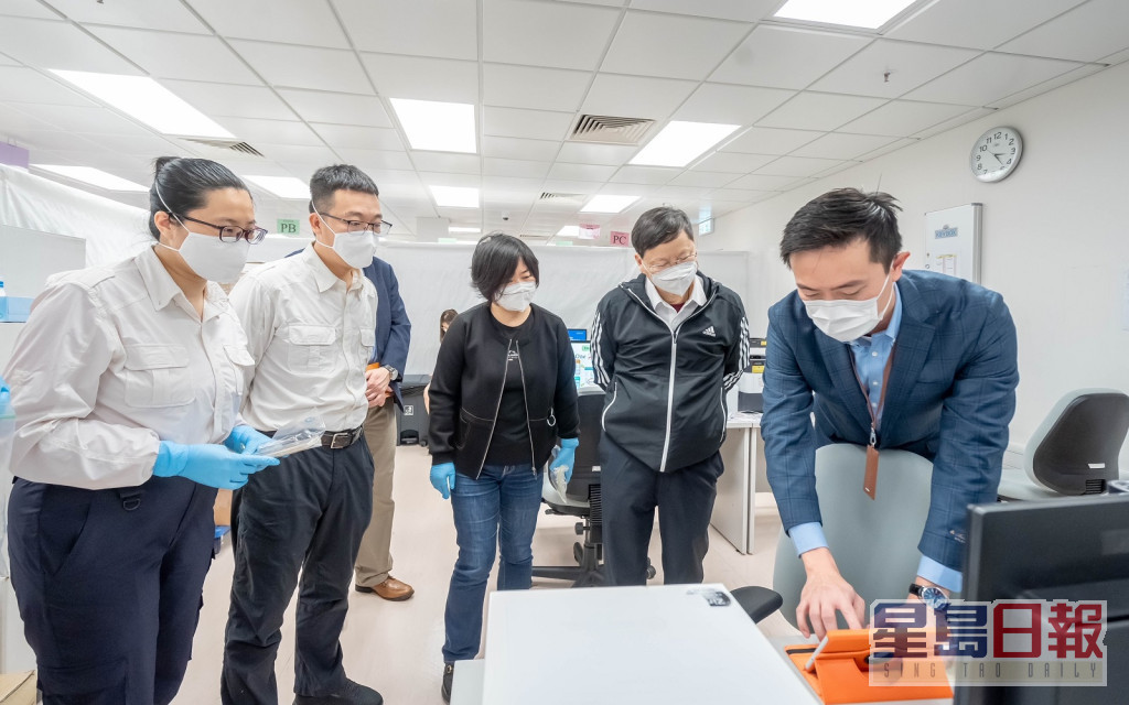 專家組視察北大嶼山醫院香港感染控制中心及亞博館的社區治療設施。政府新聞處