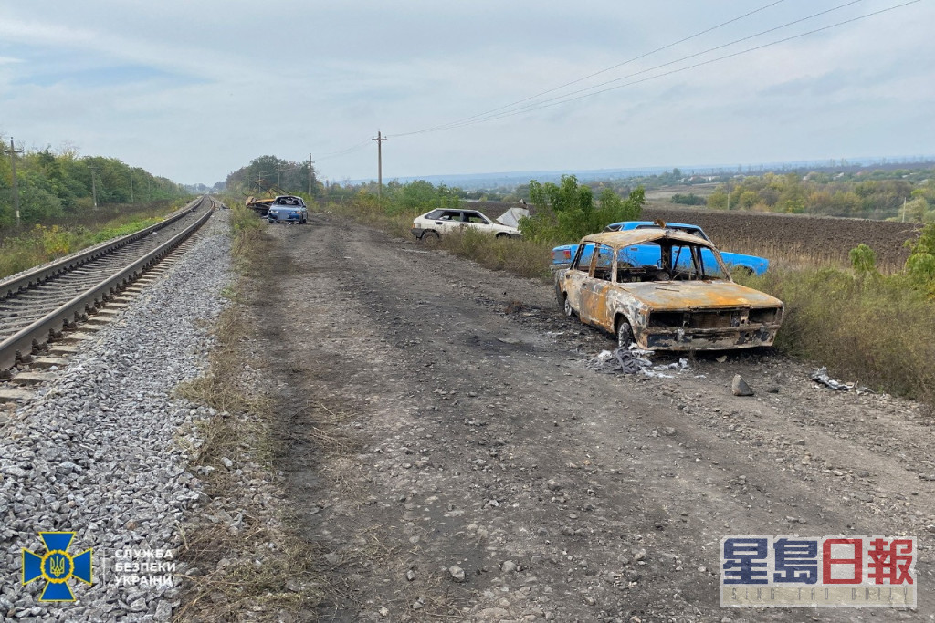 两国军队激战后在卢甘斯克州随处可见汽车残骸。REUTERS