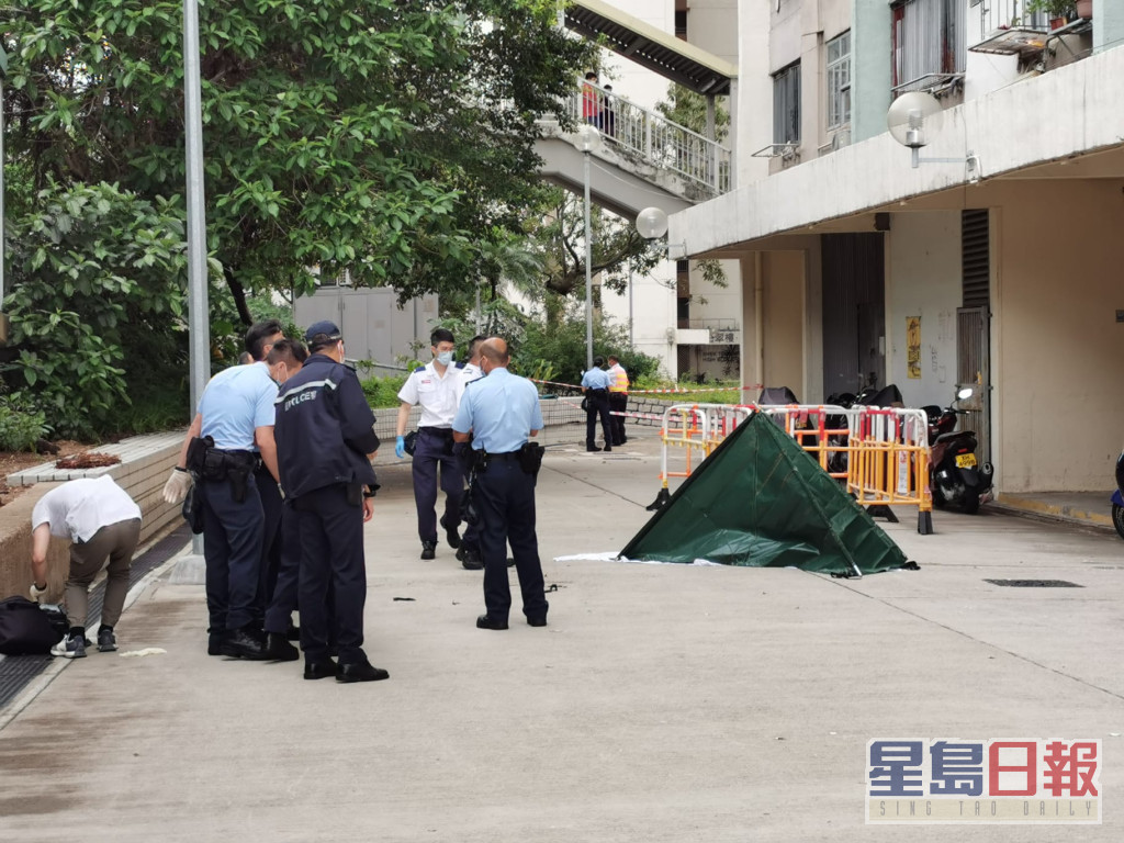 警方架起绿色帐篷遮盖遗体。刘汉权摄