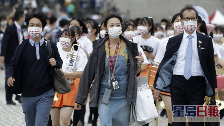 台灣目前仍規定民眾在戶外及公眾場所等地方須戴口罩。AP資料圖片