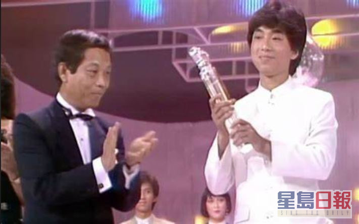吕方系1983年第二届新秀冠军，当年由「香港乐坛教父」顾嘉辉颁奖。