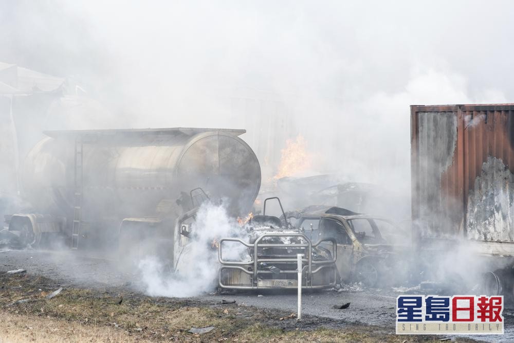 运送油料的货车撞车后起火爆炸，冒出白烟。AP