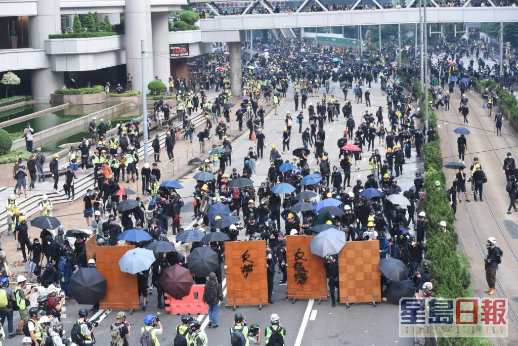當日大批示威者在政府總部外堵路。資料圖片