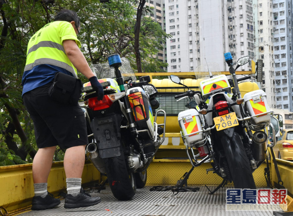 兩輛涉事電單車事後由拖車運走。徐裕民攝