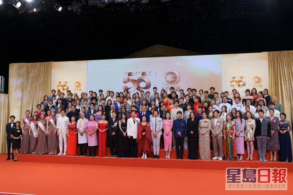 《無綫電視55周年台慶亮燈儀式》有份主持外，朱凱婷大合照更是站在最前排。