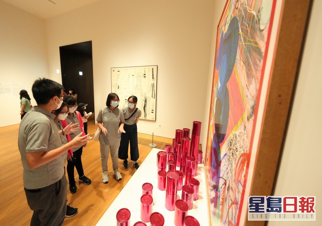 「更生先锋领袖」学员在M+博物馆欣赏艺术作品。